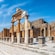 Las ruinas de Pompeya revelan un camino de piedra rodeado de columnas, arcos y antiguos edificios